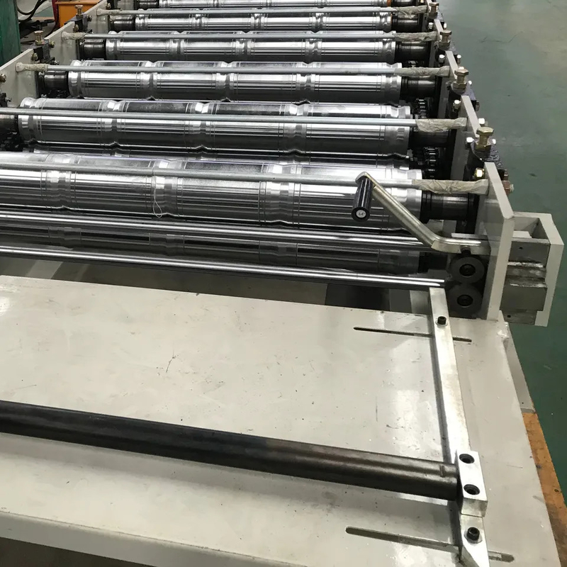 Hochgeschwindigkeits-840mm Schritt-Fliesenrolle, welche Maschine die Dach glasig-glänzende Fliesen-Rolle bildet Maschine bildet