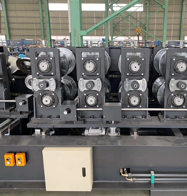 Die automatisierte CZ-Purlin-Rolle, die Maschinen-Bolzen bilden und die Bahn walzen ehemaliges 5.5kw kalt