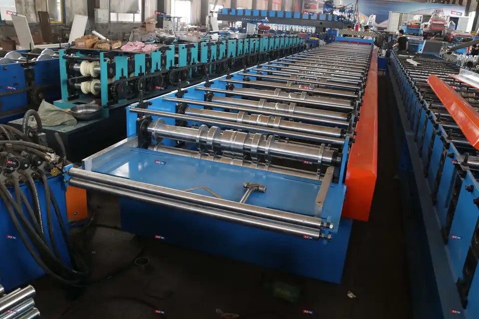 Effiziente Bodendeck Rollformmaschine Kalt 4t Kapazität 45 Stahlwalzen