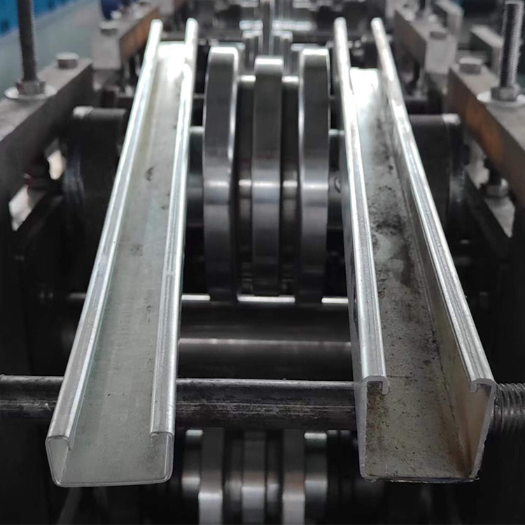 PL Verstellbare Metalldachrollenformmaschine zur Unterstützung von Solarzellen