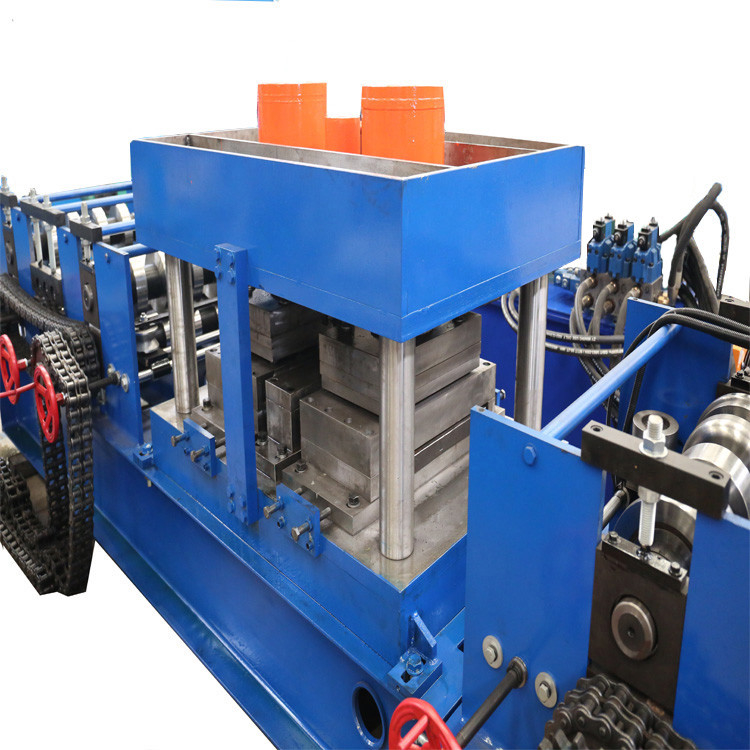 GI Highway Guardrail Roll Forming Machine mit Schneidblattmaterial Cr12Mov und Rollendurchmesser 80 mm