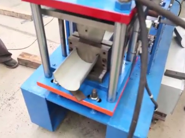8-15 m/min Geschwindigkeit nach unten Rohrrollformmaschine 45# Stahlwalzstationen mit PLC-Steuerung