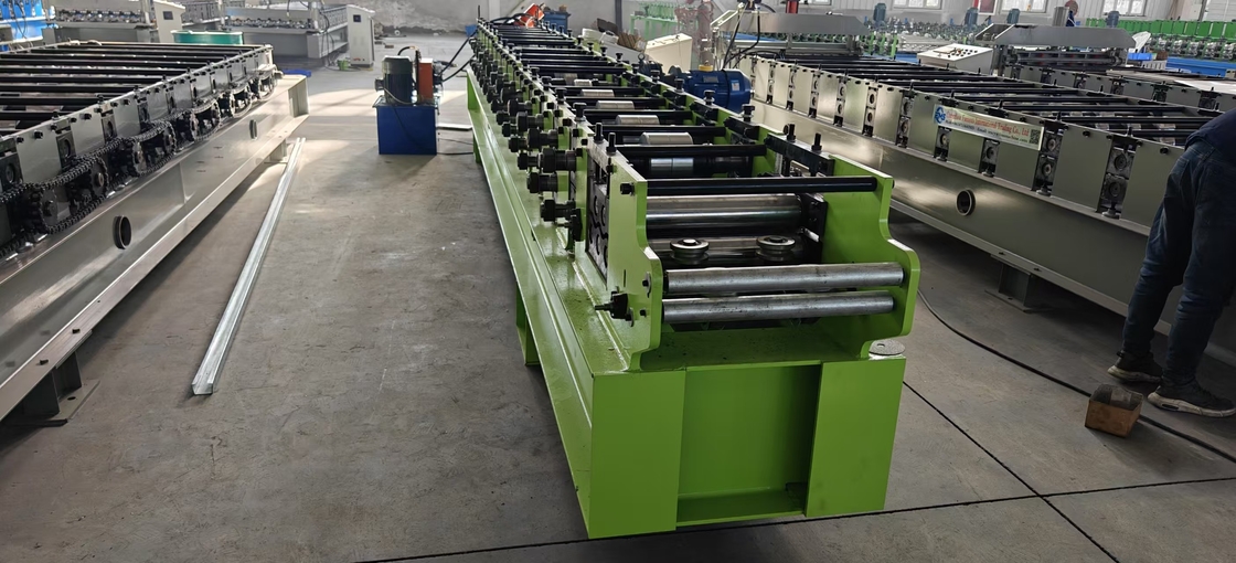 Maßgeschneiderte Produktion Stang und Spur C U Roll Formmaschine mit verstellbarer Schneidlänge und PLC-Steuerungssystem