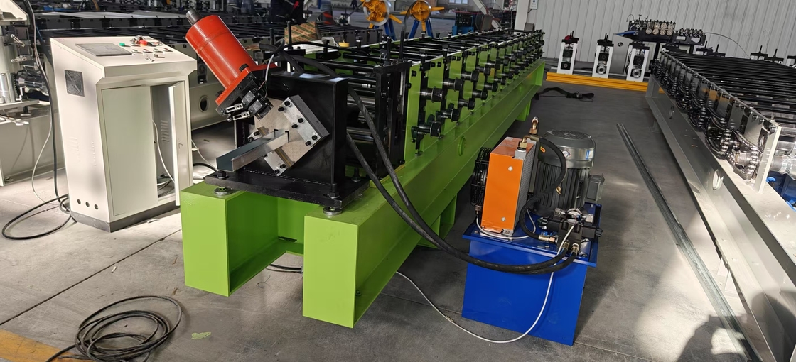 Maßgeschneiderte Produktion Stang und Spur C U Roll Formmaschine mit verstellbarer Schneidlänge und PLC-Steuerungssystem