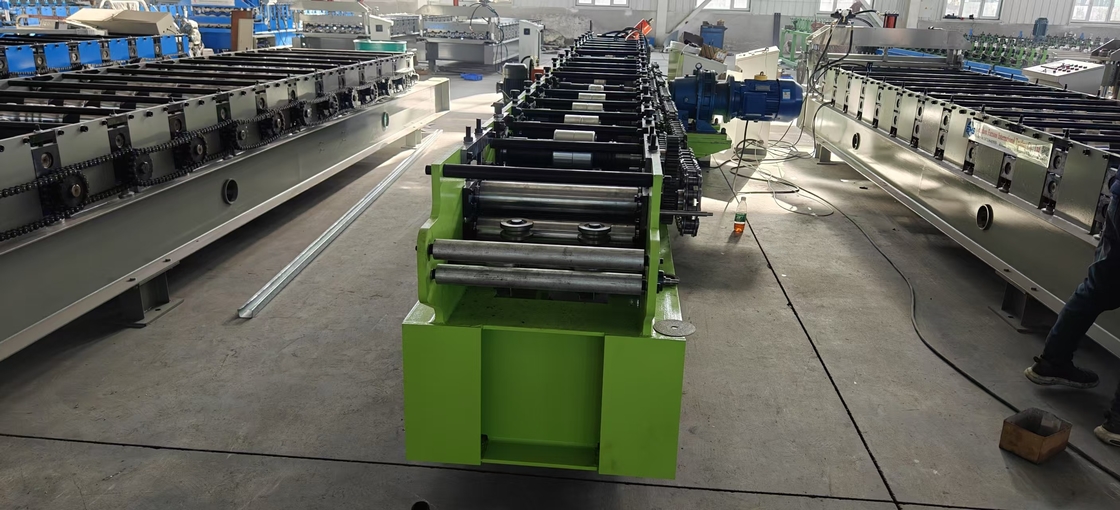 Maßgeschneiderte Produktion Stang und Spur C U Roll Formmaschine mit verstellbarer Schneidlänge und PLC-Steuerungssystem