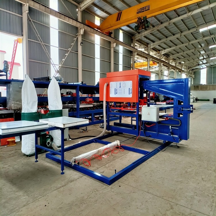 Stahl EPS / Steinwolle Sandwich-Panel-Produktion Wand / Dach Rollen Formierung Maschine für Blechfliesen Herstellung und 30T Gesamtgewicht
