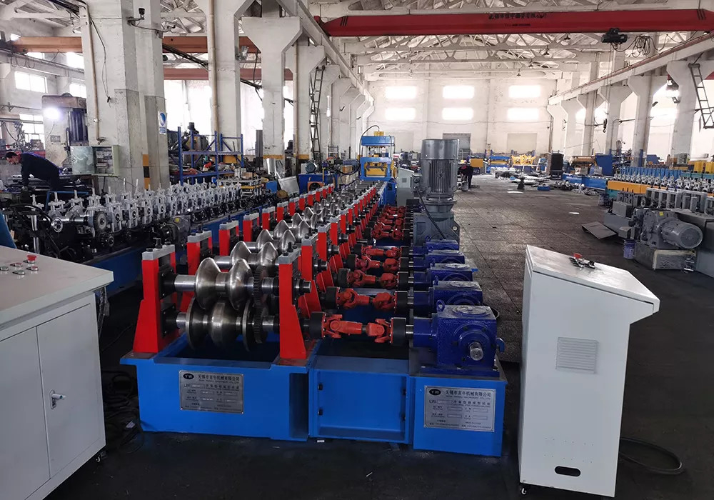 PLC-gesteuerte Straßengitterrollenformmaschine mit 2*22KW Hauptmaschinenleistung und Getriebeantrieb