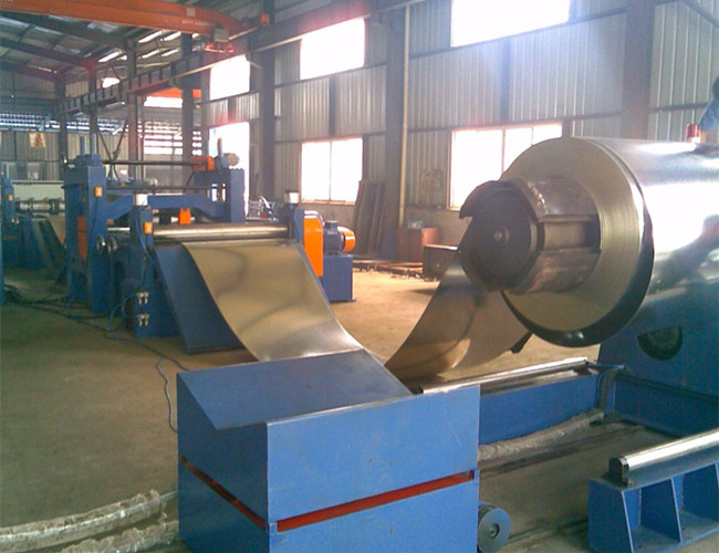 Farbstahltrennschneidemaschine 0,2 - 3,0 mm mit Arbeitsgeschwindigkeit 20-30 m/Min