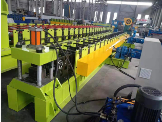 41 * 41 Solarpanel Bracketing Rollformlinie Hydraulisches Non-Stop-Schneiden