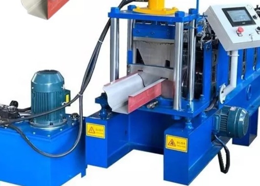 Stahlmetallwasser-Gossen-Rolle, welche die Maschine automatisch bildet