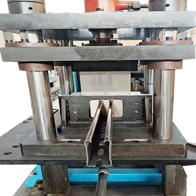 PL Verstellbare Metalldachrollenformmaschine zur Unterstützung von Solarzellen