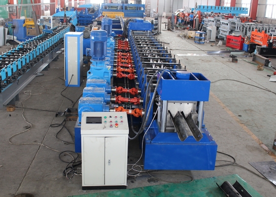 350 MPa Leistungsstärke Highway Guardrail Roll Forming Machine mit 400H Balkenstruktur